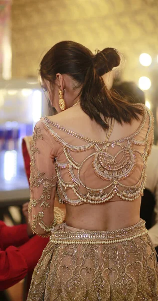 Model Kulisami Pozowanie Tradycyjnej Indyjskiej Sukni Ślubnej Pakistanu Pakistanu Fashion — Zdjęcie stockowe