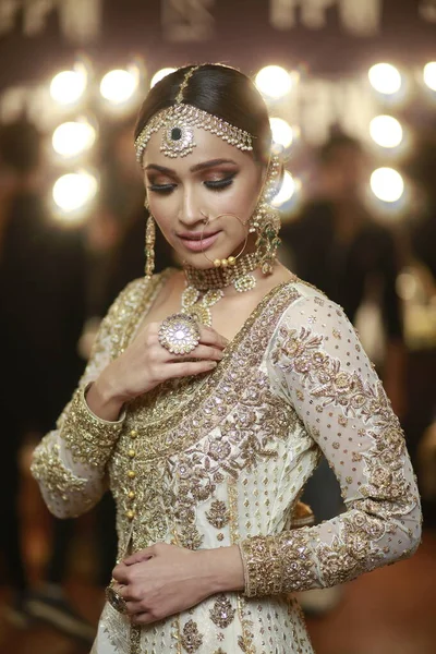 Modell Backstage Poserar Traditionell Indisk Pakistansk Brudklänning Mode Pakistan Vecka — Stockfoto