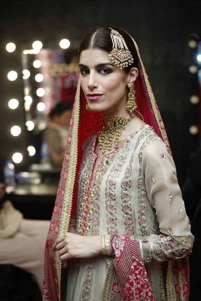 Model Backstage Posing Traditional Indian Pakistian Bridal Dress Fashion Pakistan — Φωτογραφία Αρχείου