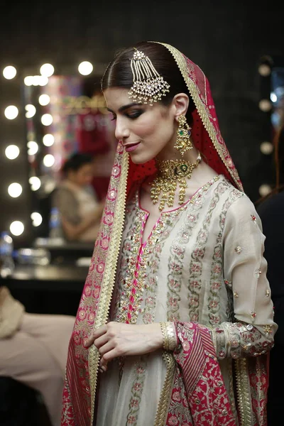 Kuliste Pakistan Moda Haftası Gün Şenliği Nde Geleneksel Hint Gelinliği — Stok fotoğraf