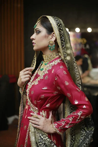 Modello Dietro Quinte Posa Tradizionale Indiano Pakistano Abito Sposa Alla — Foto Stock
