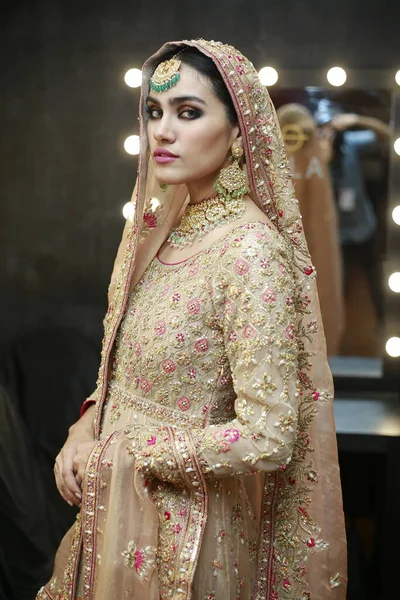 モデルのバックステージのポーズ伝統的なインドのパキスタンのブライダルドレスでファッションパキスタンウィーク冬祭り21 22日2 カラチのファッションウィーク2021年10月15日 — ストック写真
