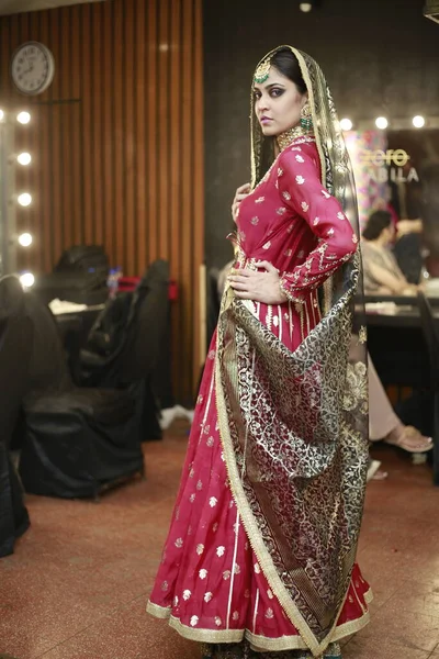 Model Backstage Posing Traditional Indian Pakistani Bridal Dress Fashion Pakistan — Stock Photo, Image