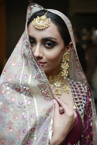 Modelka Zákulisí Pózuje Tradičních Indických Pákistánských Svatebních Šatech Týden Módy — Stock fotografie
