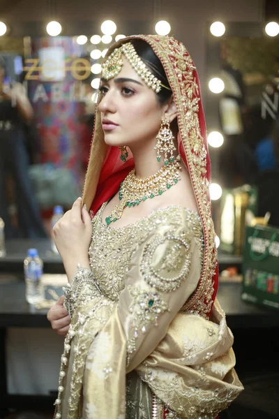 Das Model Posiert Backstage Traditionellen Indisch Pakistanischen Brautkleid Bei Der — Stockfoto
