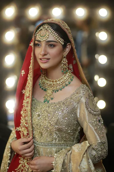 Modell Backstage Poserar Traditionell Indisk Pakistansk Brudklänning Mode Pakistan Vecka — Stockfoto
