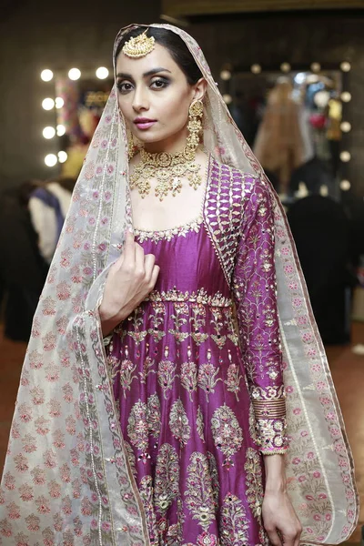 Модель Кулисами Позирующая Традиционном Индийском Платье Невесты Зимнем Празднике Недели — стоковое фото