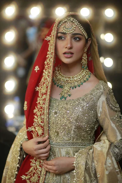 Model Backstage Poseren Traditionele Indiase Pakistaanse Bruidsjurk Tijdens Fashion Pakistan — Stockfoto