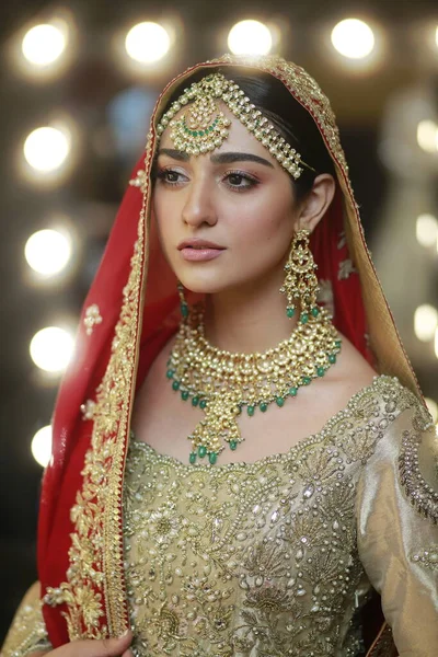 Modelo Tras Bastidores Posando Vestido Novia Pakistaní Tradicional Indio Fashion —  Fotos de Stock