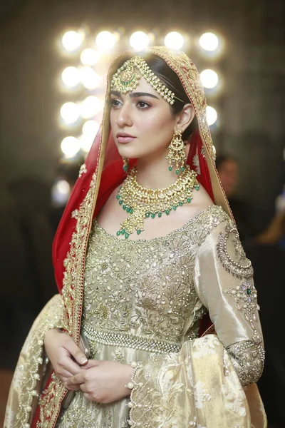 Modèle Coulisses Posant Dans Robe Mariée Traditionnelle Indienne  Pakistanaise Fashion — Photo éditoriale © Shryrshyd #639175136
