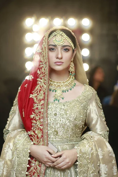 Modello Dietro Quinte Posa Tradizionale Indiano Pakistano Abito Sposa Alla — Foto Stock
