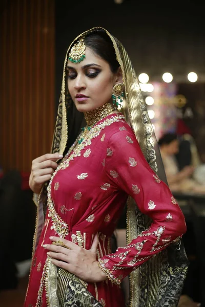 Modell Színfalak Mögött Pózol Hagyományos Indiai Pakisztáni Menyasszonyi Ruha Divat — Stock Fotó