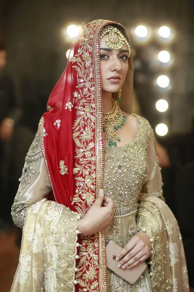 Modèle Coulisses Posant Dans Robe Mariée Traditionnelle Indienne Pakistanaise Fashion — Photo