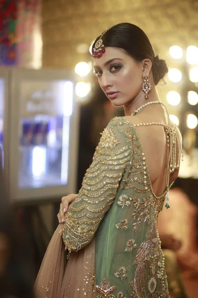 Модель Лаштунками Традиційній Індійській Пакистанській Сукні Bridal Fashion Pakistan Week — стокове фото