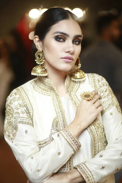 Modelo Tras Bastidores Posando Vestido Novia Pakistaní Tradicional Indio Fashion — Foto de Stock