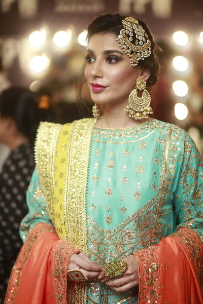 Modelo Tras Bastidores Posando Vestido Novia Pakistaní Tradicional Indio Fashion —  Fotos de Stock
