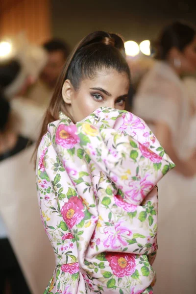 Model kuliste son rötuşları yapıyor. Pakistan Moda Haftası 21.-22. gün kış festivaline gitmeden önce. 15 Ekim 2021 'de Karaçi' de moda haftası