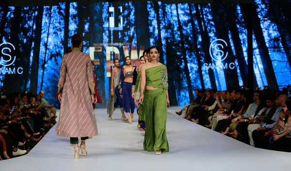 Modelos Pasarela Mostrando Colección Sanam Fashion Pakistan Week Winter Festive — Foto de Stock