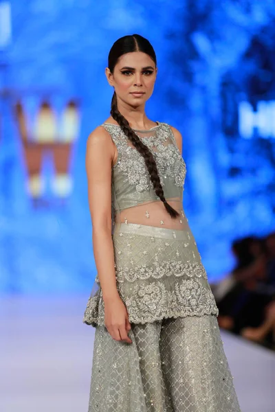 Modelo Pasarela Que Muestra Colección Vestidos Semana Moda Pakistán Invierno — Foto de Stock