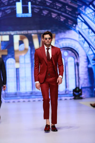 Moda Pakistan Moda Haftası 21-22 'de tasarımcı Emran Rajput' un koleksiyonunu sergileyen podyumda manken yürüyüşü. 14 Ekim 2021 'de Karaçi' de moda haftası