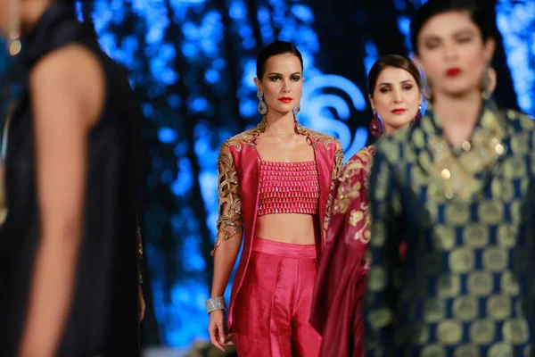 ファッション パキスタン ウィーク フェスティバル21 22で Sanam Collection を展示する滑走路のモデル カラチのファッションウィーク2021年10月14日 — ストック写真
