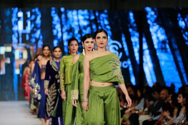 Modelos Pasarela Mostrando Colección Sanam Fashion Pakistan Week Winter Festive — Foto de Stock