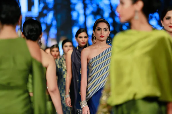模特们在巴基斯坦时装周冬季节21 22上展示了 Sanam C的系列 2021年10月14日卡拉奇时装周 — 图库照片
