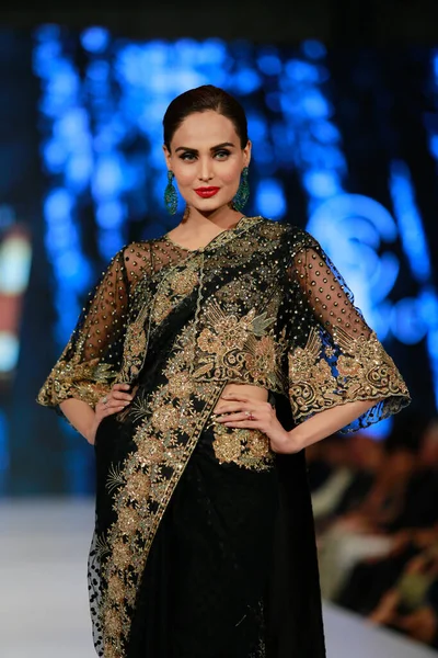 Modelo Pasarela Que Muestra Colección Vestidos Semana Moda Pakistán Invierno — Foto de Stock