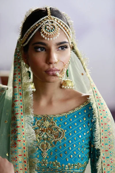 Model Backstage Poseren Traditionele Indiase Pakistaanse Bruidsjurk Tijdens Fashion Pakistan — Stockfoto