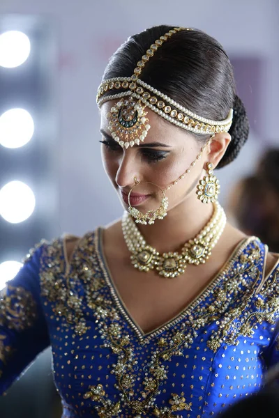 Modelo Bastidores Posando Tradicional Indiano Paquistanês Vestido Noiva Moda Paquistão — Fotografia de Stock