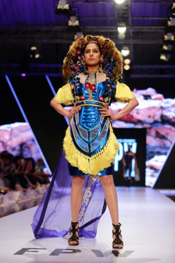 Moda Pakistan 'da Kış Festivali' nin 21. ve 22. günlerinde giysi koleksiyonunu sergileyen podyumda manken. 15 Ekim 2021 'de Karaçi' de moda haftası