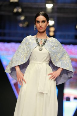 Moda Pakistan 'da Kış Festivali' nin 21. ve 22. günlerinde giysi koleksiyonunu sergileyen podyumda manken. 15 Ekim 2021 'de Karaçi' de moda haftası