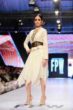 Moda Pakistan 'da Kış Festivali' nin 21. ve 22. günlerinde giysi koleksiyonunu sergileyen podyumda manken. 15 Ekim 2021 'de Karaçi' de moda haftası