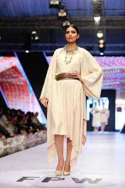 Moda Pakistan Haftası 21-22. Gün Festivali 'nde elbise koleksiyonunu sergileyen podyumdaki mankenler. 15 Ekim 2021 'de Karaçi' de moda haftası