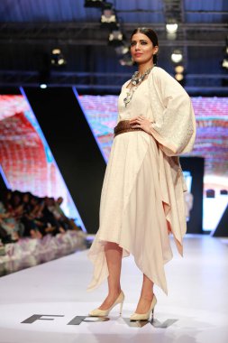 Moda Pakistan 'da Kış Festivali' nin 21. ve 22. günlerinde giysi koleksiyonunu sergileyen podyumda manken. 15 Ekim 2021 'de Karaçi' de moda haftası