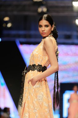 Moda Pakistan 'da Kış Festivali' nin 21. ve 22. günlerinde giysi koleksiyonunu sergileyen podyumda manken. 15 Ekim 2021 'de Karaçi' de moda haftası