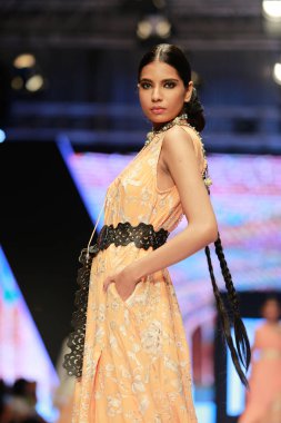 Moda Pakistan 'da Kış Festivali' nin 21. ve 22. günlerinde giysi koleksiyonunu sergileyen podyumda manken. 15 Ekim 2021 'de Karaçi' de moda haftası