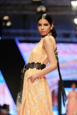 Moda Pakistan 'da Kış Festivali' nin 21. ve 22. günlerinde giysi koleksiyonunu sergileyen podyumda manken. 15 Ekim 2021 'de Karaçi' de moda haftası