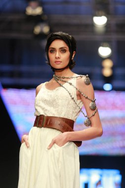 Moda Pakistan 'da Kış Festivali' nin 21. ve 22. günlerinde giysi koleksiyonunu sergileyen podyumda manken. 15 Ekim 2021 'de Karaçi' de moda haftası