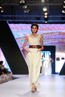 Moda Pakistan Haftası 21-22. Gün Festivali 'nde elbise koleksiyonunu sergileyen podyumdaki mankenler. 15 Ekim 2021 'de Karaçi' de moda haftası