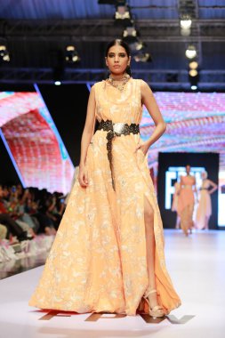 Moda Pakistan Haftası 21-22. Gün Festivali 'nde elbise koleksiyonunu sergileyen podyumdaki mankenler. 15 Ekim 2021 'de Karaçi' de moda haftası