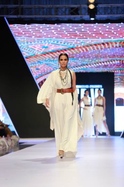 Moda Pakistan Haftası 21-22. Gün Festivali 'nde elbise koleksiyonunu sergileyen podyumdaki mankenler. 15 Ekim 2021 'de Karaçi' de moda haftası