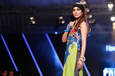 Moda Pakistan 'da Kış Festivali' nin 21. ve 22. günlerinde giysi koleksiyonunu sergileyen podyumda manken. 15 Ekim 2021 'de Karaçi' de moda haftası