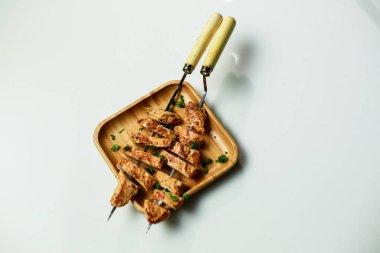 Şişte baharatlı ızgara tavuk. Seçici odak