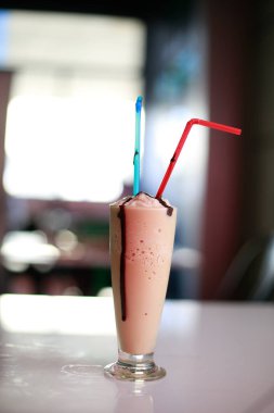 Masada bir bardak taze milkshake.