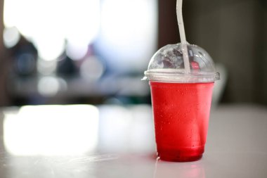 Masada pipetli kırmızı meyve suyu.