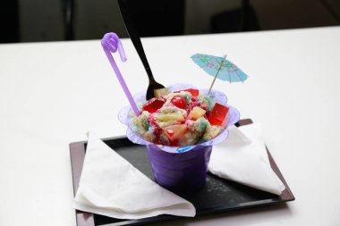 Dondurma kasede beyaz arka planda