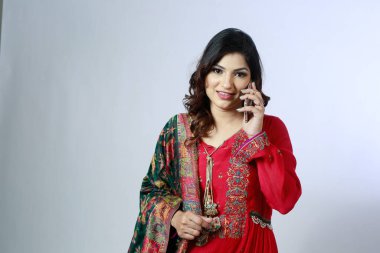 Genç ve güzel Hintli Pakistanlı Desi 'nin telefon ekranında Kamiz Shalwar kıyafeti var..