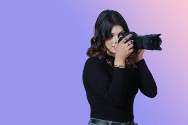 Kameralı güzel bir genç bayan.