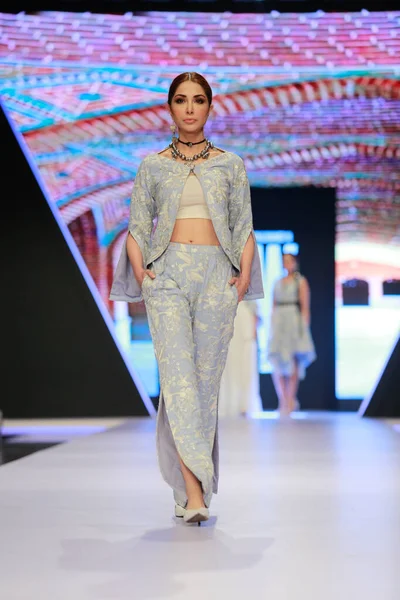 Moda Pakistan 'da Kış Festivali' nin 21. ve 22. günlerinde giysi koleksiyonunu sergileyen podyumda manken. 15 Ekim 2021 'de Karaçi' de moda haftası